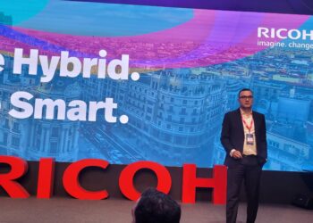 abordando los desafíos del trabajo híbrido en la era de la IA Ricoh-directortic-taieditorial