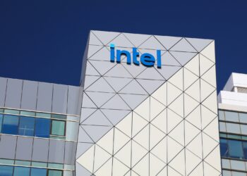 Intel incorpora a dos expertos en semiconductores en medio de la búsqueda de nuevo CEO