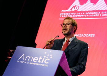 La industria española afronta el reto de la IA mientras el Gobierno pide “acabar la partida” de la transformación industrial