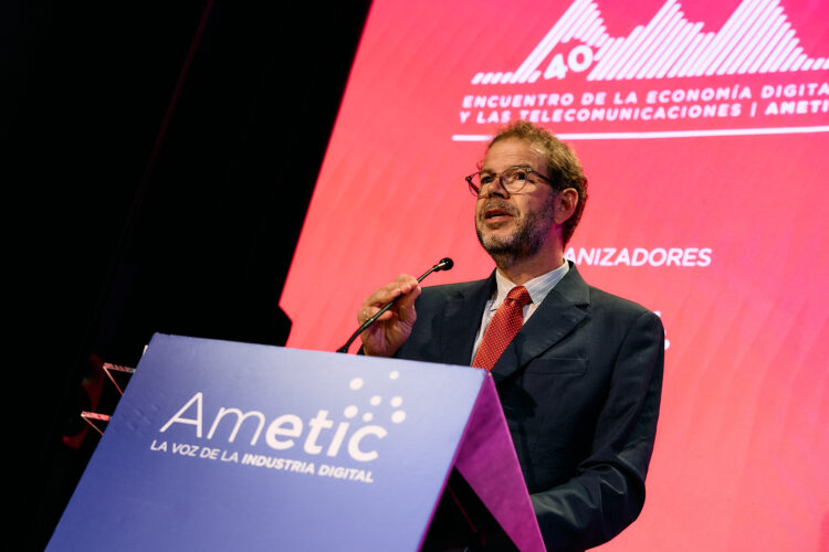 La industria española afronta el reto de la IA mientras el Gobierno pide “acabar la partida” de la transformación industrial